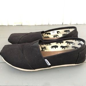 Tom’s canvas slip-on